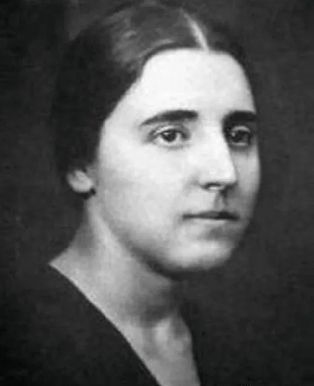 88年前斯大林妻子用手枪自杀，卧室仅留下遗信和几束白玫瑰