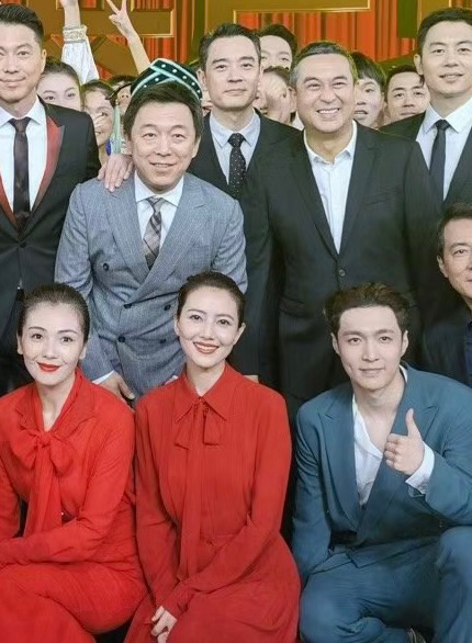 高圆圆与朱亚文同台演出，穿工装精气神十足，打扮朴素仍明艳动人