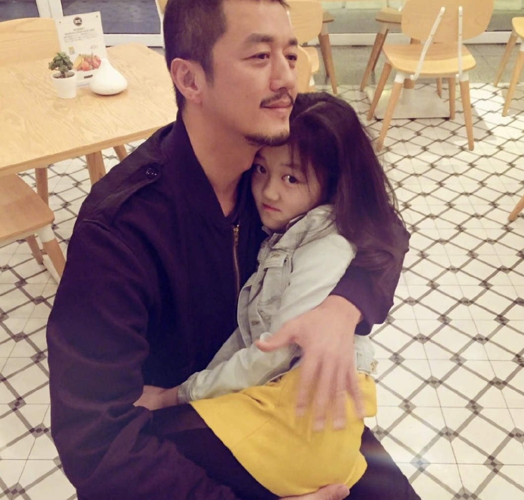 李嫣踩点晒父女相拥照为父庆生，李亚鹏幸福感慨：养女当如李宝嫣