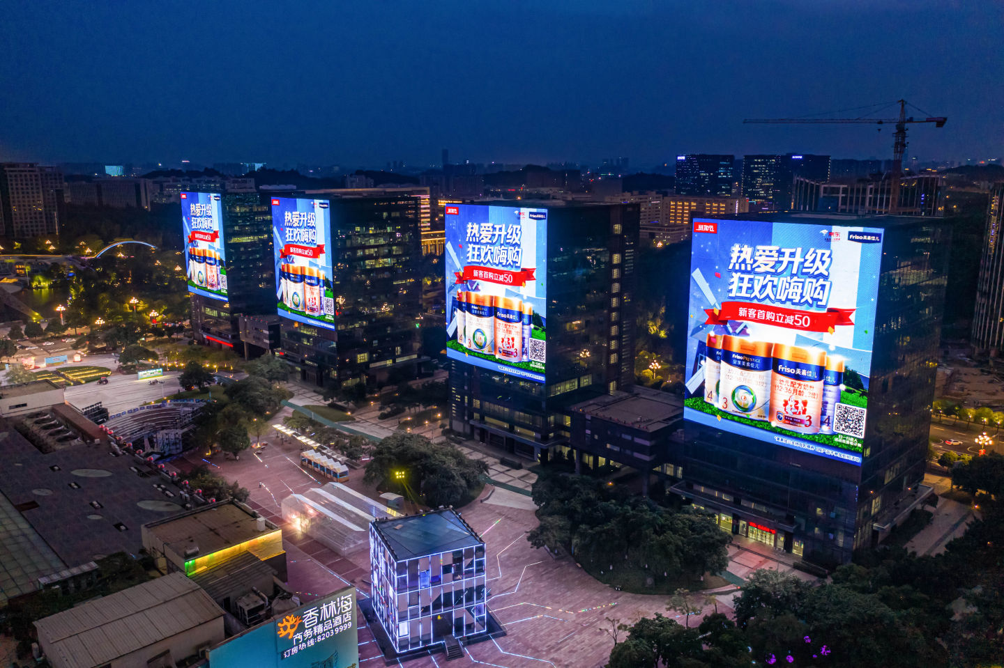 刘强东这是花了多少钱啊！京东巨幅广告占据各大城市地标