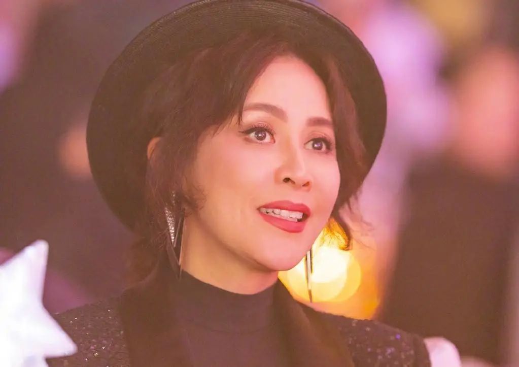 52岁刘嘉玲为弟媳庆生，结婚12年没生子，8亿身家可能给侄子