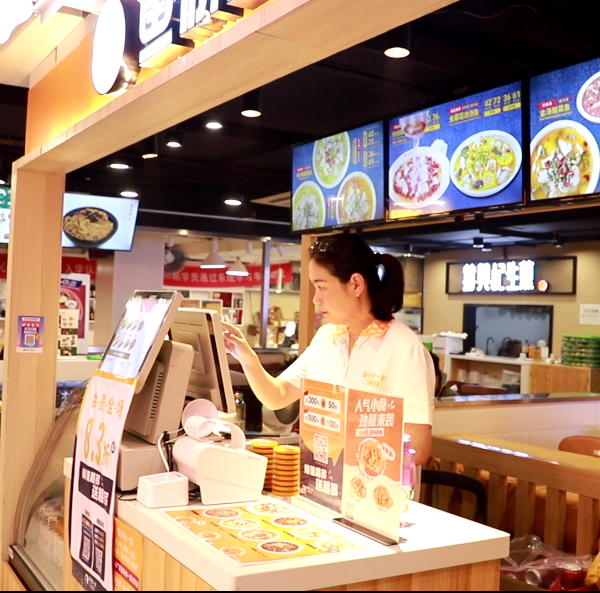 从教培行业成功转战餐饮，深访鱼你在一起酸菜鱼优秀加盟商崔文青