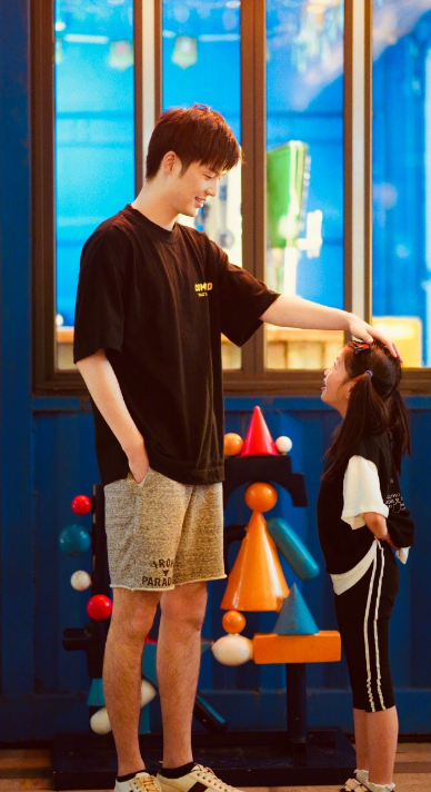 阿拉蕾和妹妹穿公主裙拍照，一件裙子从小穿到大，眼神却变了