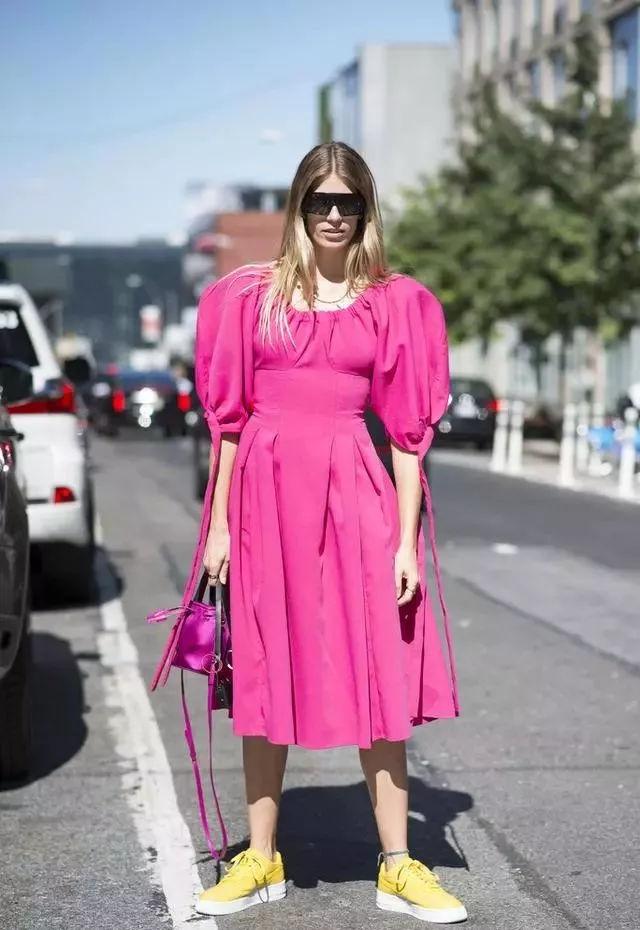 张含韵翻红后真会穿，泡泡袖配大红裙减龄又好