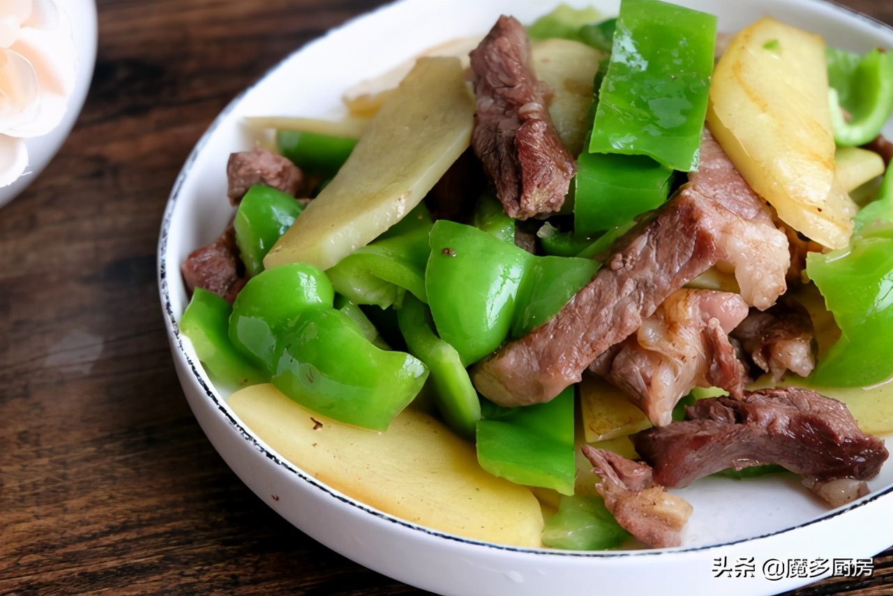 Steak and potatoes are made into home-cooked dishes. The meat is fragrant and the potatoes are sticky. The method is simple and nutritious and delicious.