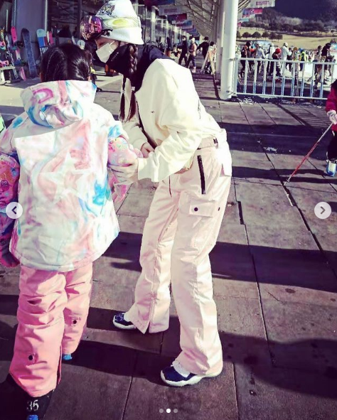 李小璐帶女兒滑雪，吐槽甜馨長太重卻抱著不撒手，母女同框超有愛