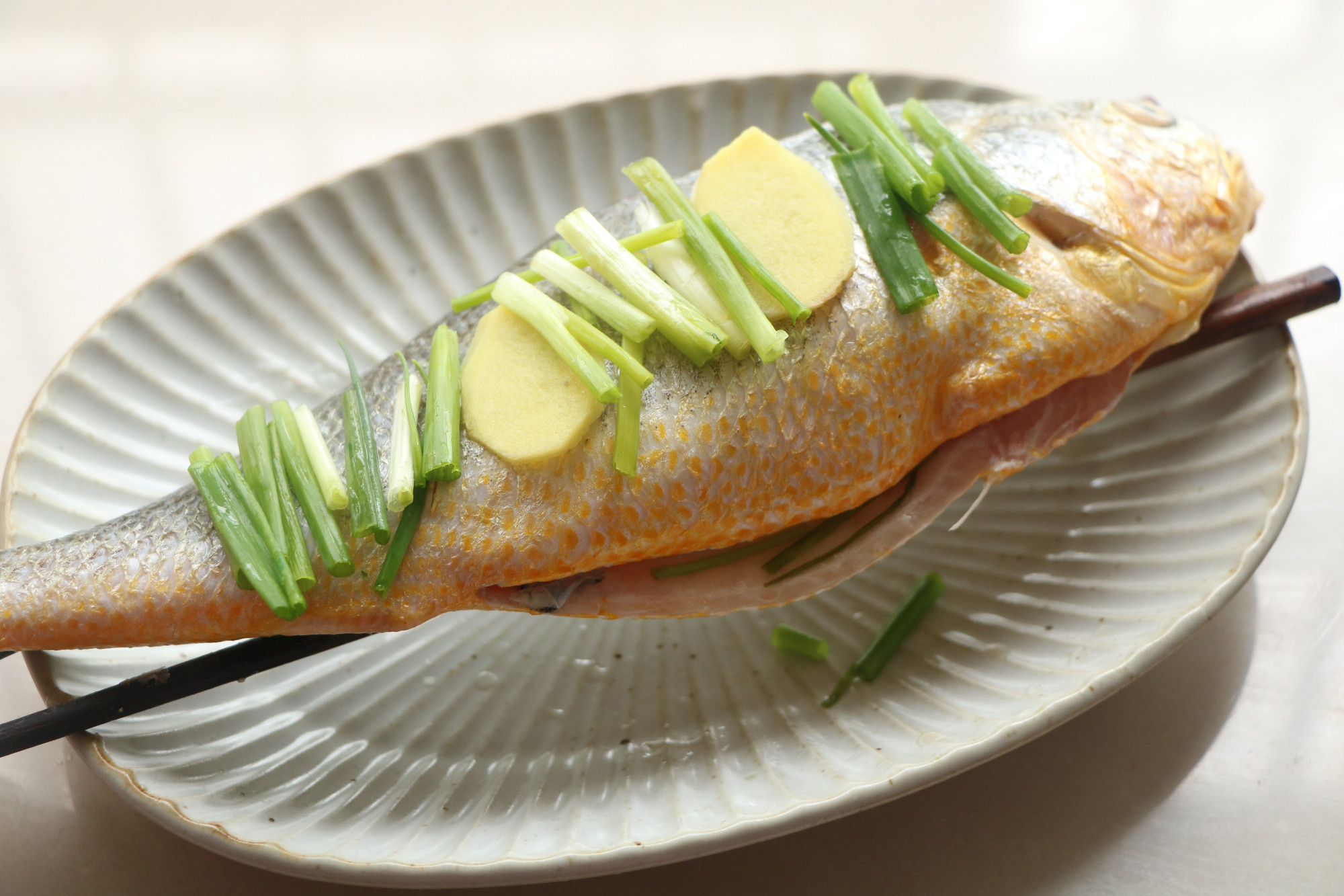 最近迷上了吃鱼，肉多刺少超鲜嫩，不管清蒸红烧，每顿一条不够吃