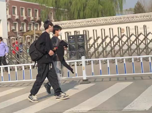 網友偶遇張亮兒子，天天比同齡人高半頭，穿上萬元鞋子上學引熱議