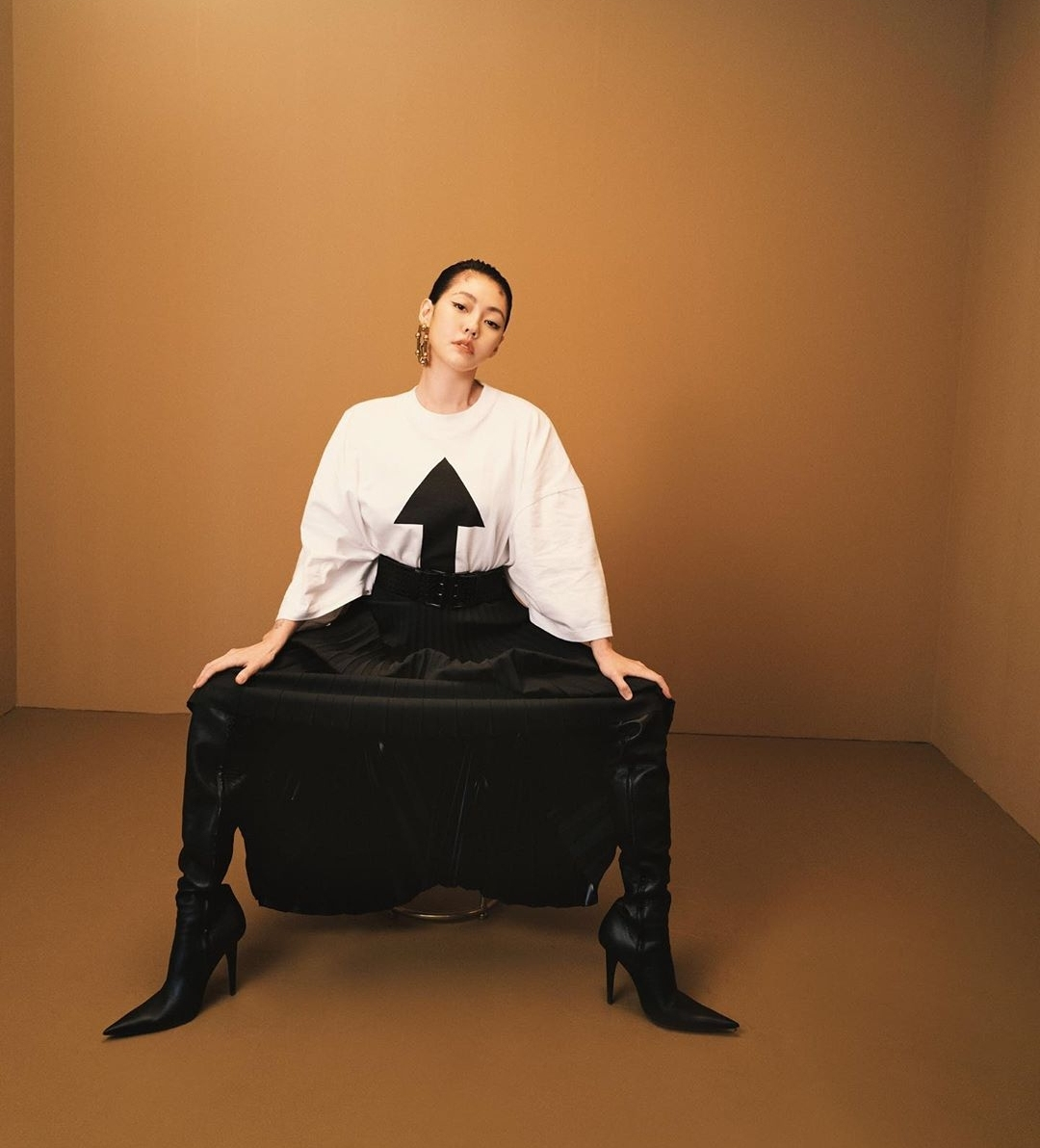 小S攜大女兒拍寫真，14歲許曦文穿搭成熟，母女神態高冷像姐妹