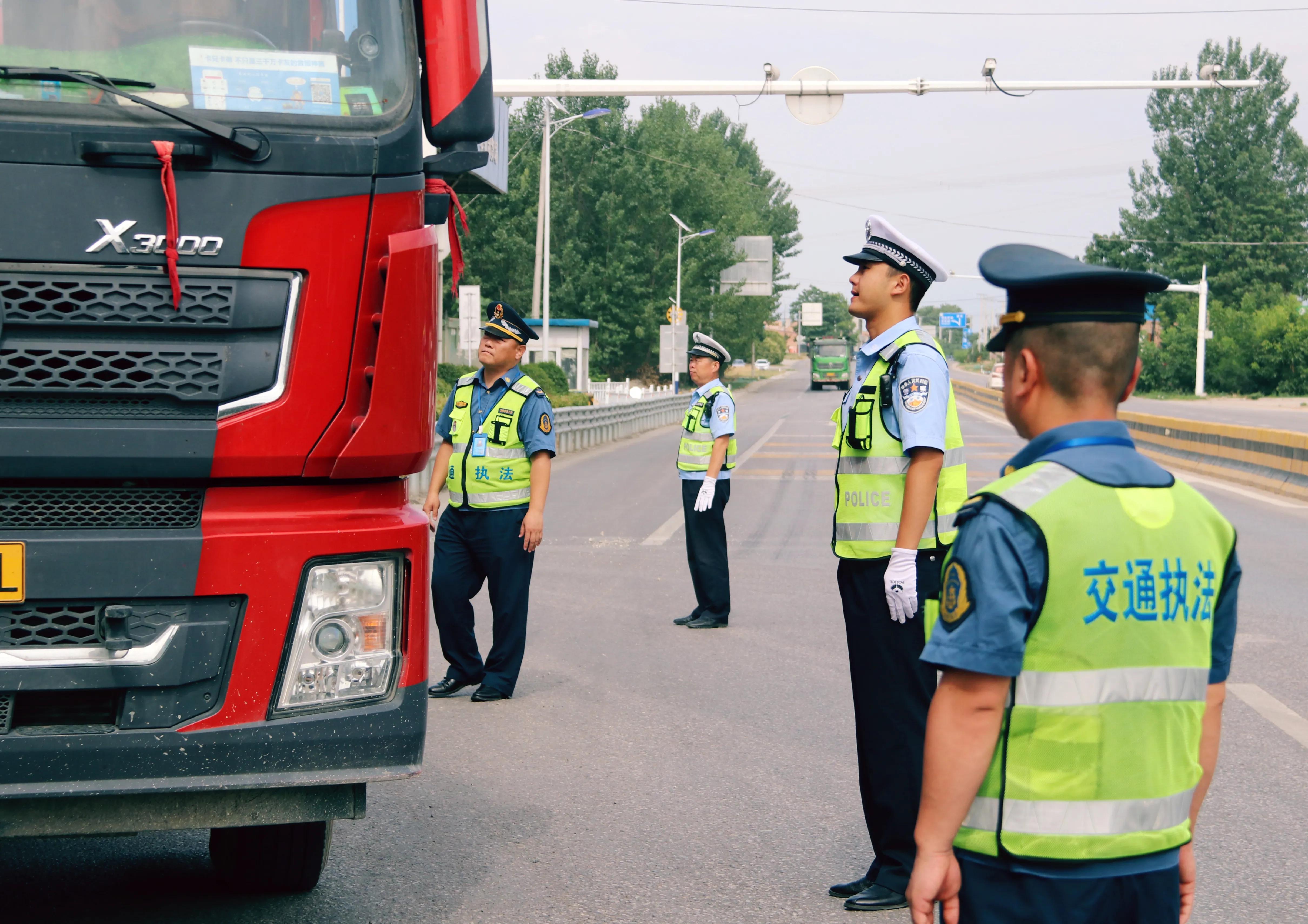 陕西渭南交警路政联合执法确保道路交通秩序