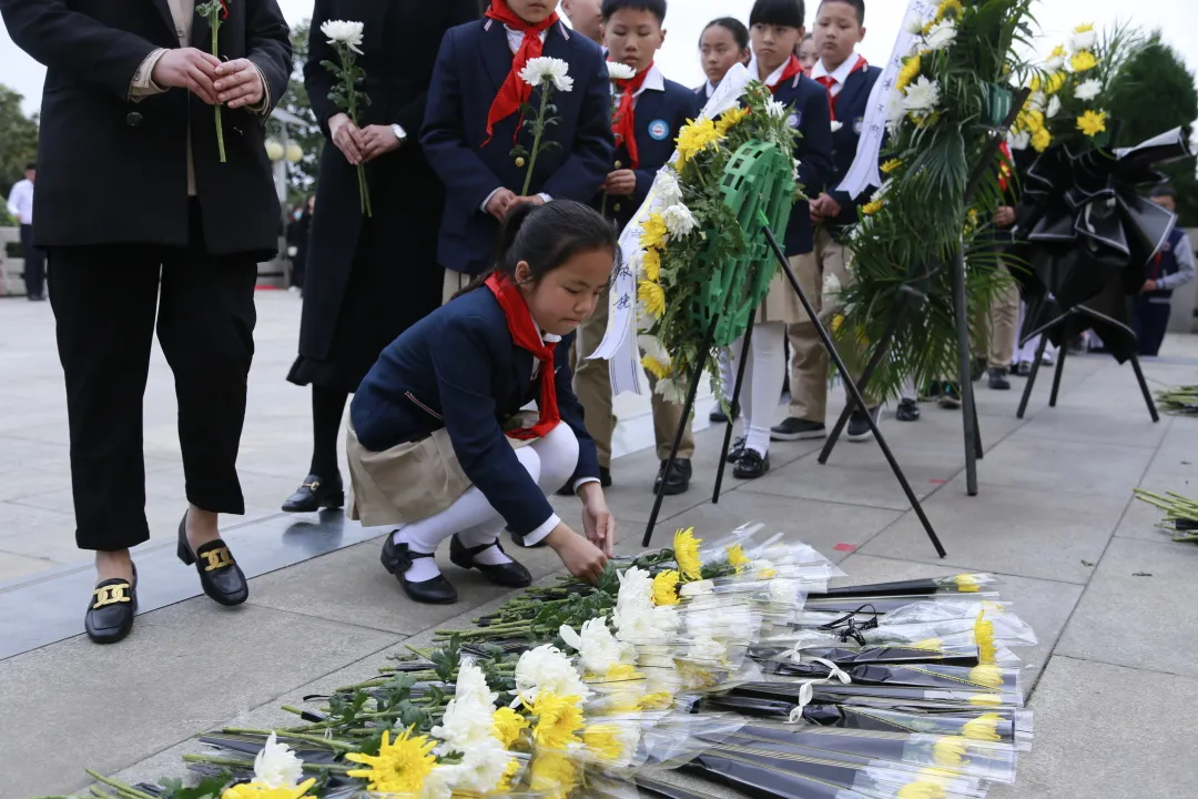 缅怀革命先烈传承红色基因丨天府新区华阳小学清明节开展祭扫活动