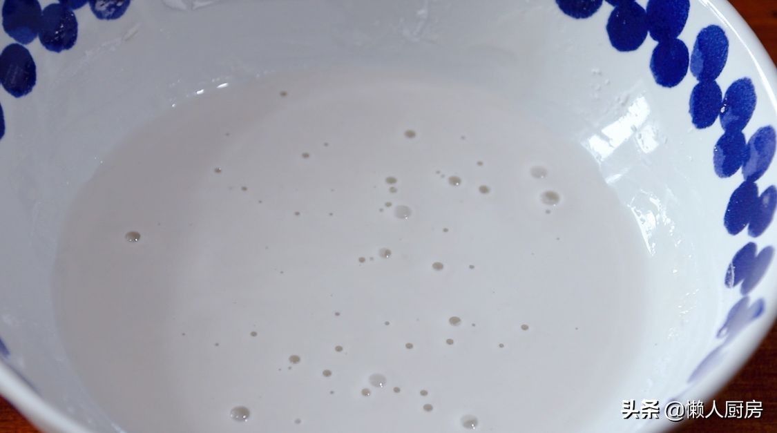 五花肉裹上澱粉糊，加一碗料汁炒，太下飯了，外皮想要更脆有竅門