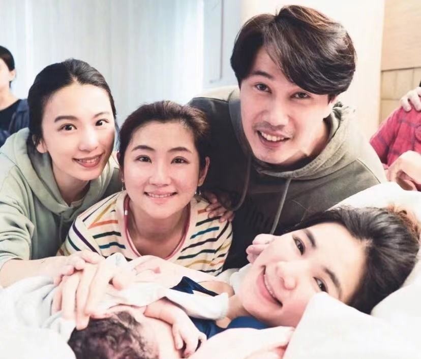 Ella與臉圓兒子看電視狗狗搶鏡，豪宅窗外景觀像城中村接地氣