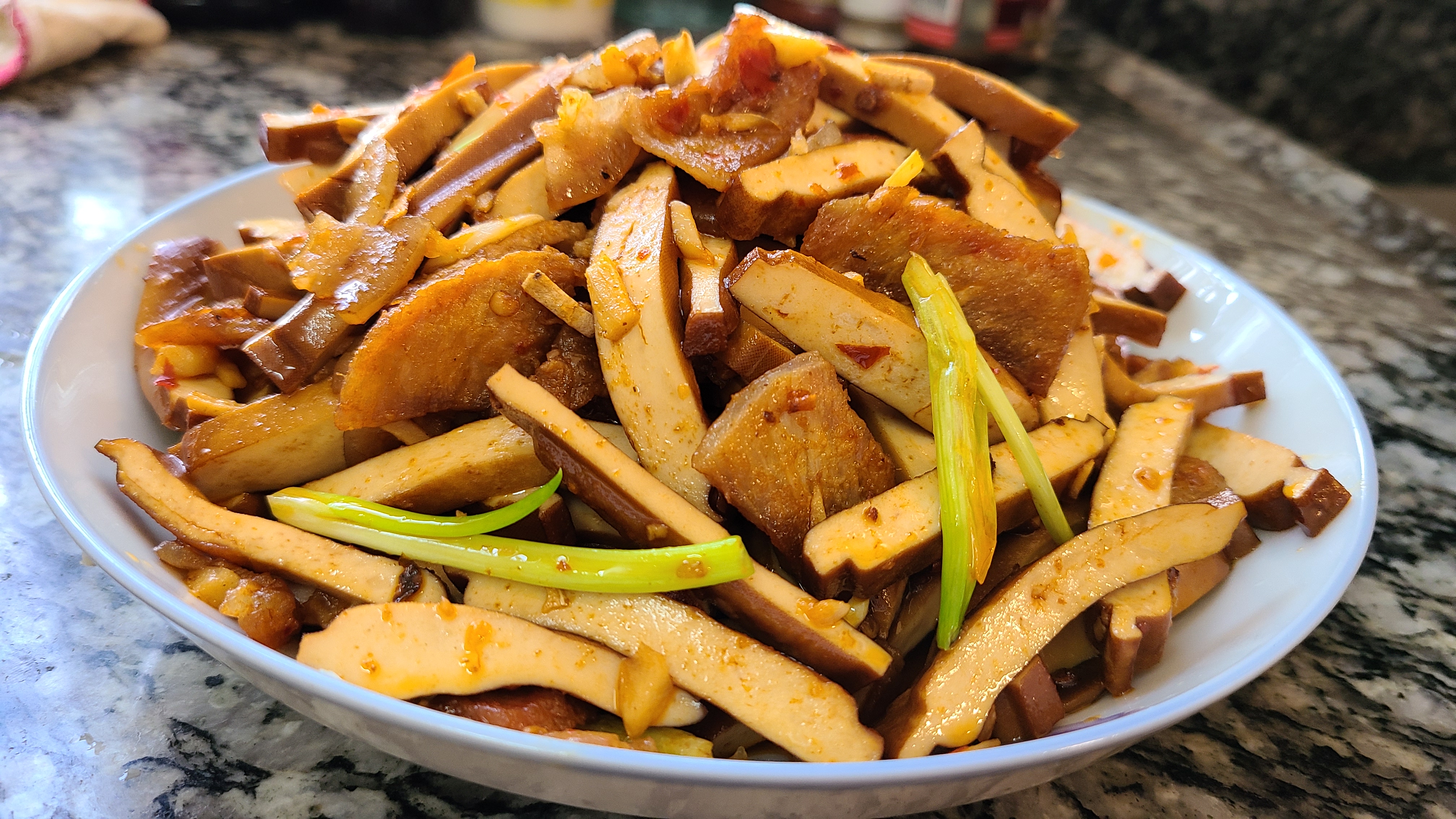 炒香干，又香又下饭的家常菜，简单好吃，成本才20块