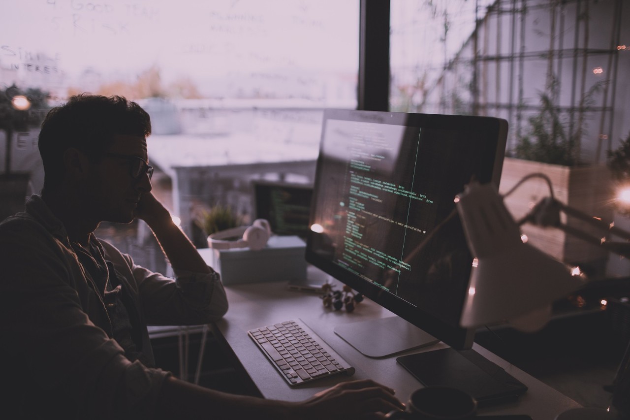 12位中年程序员：代码一敲十年，收入虽高前途摇摆