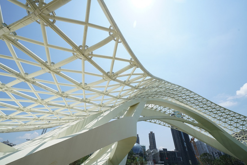 国内最大的单体钢结构公共艺术品——武汉光谷广场“星河”