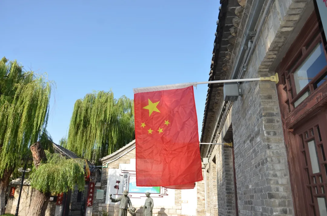 国旗飘扬在济南古城，最爱一抹中国红