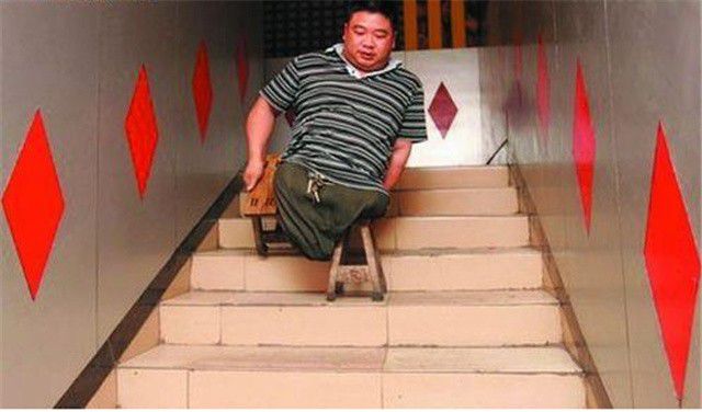 唐毅与南充民政局的一名官员谈业务,他亲自开车接送对方,无腿的人居然