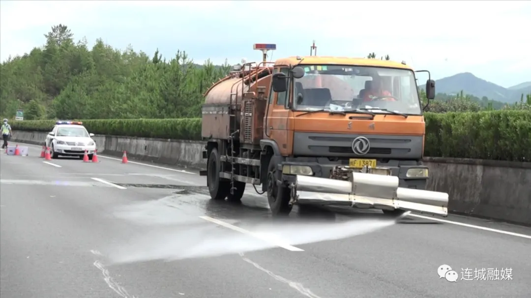 龙岩高速交警联合连城多部门开展交通安全演练