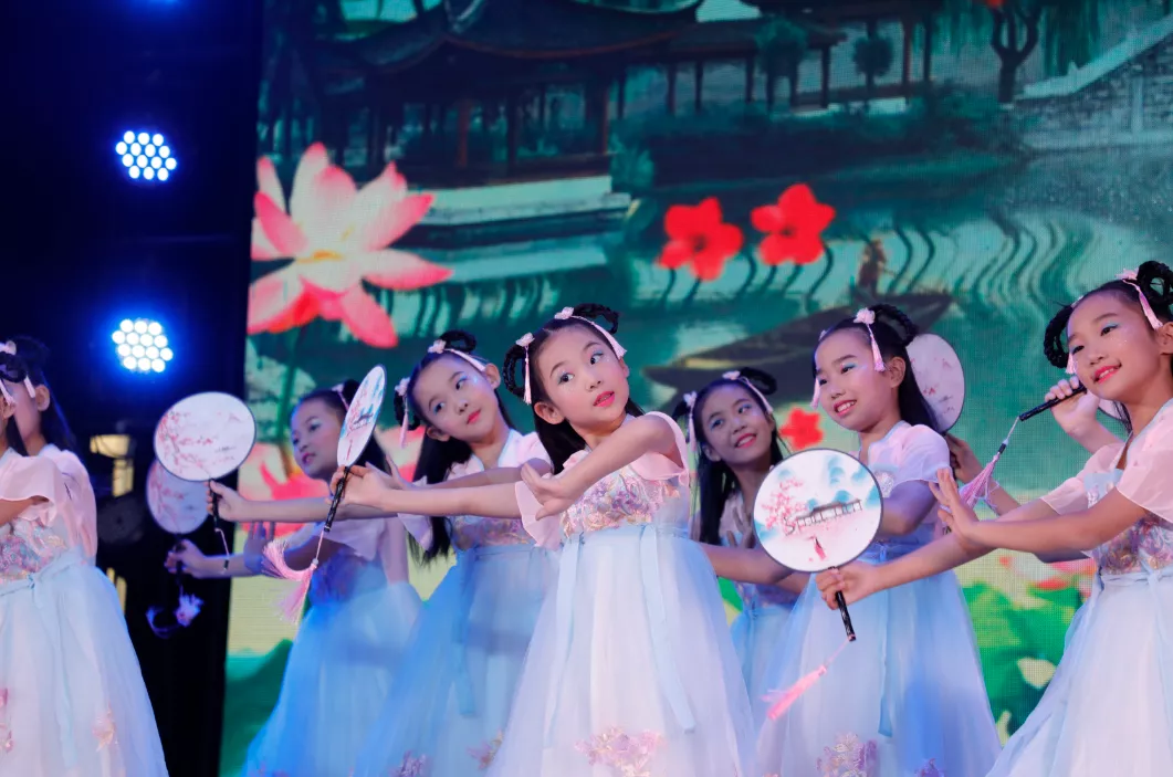 美轮美奂!可爱的小精灵们舞蹈比赛堪比演出现场,快来看看吧
