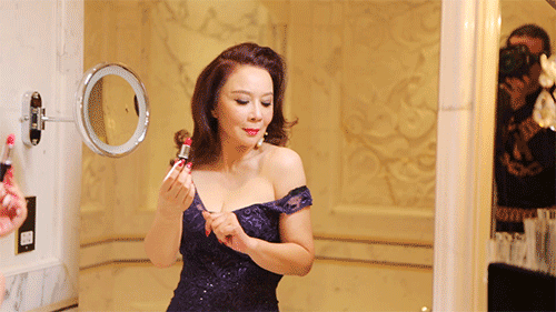 从“小品女王”到被喊“滚出春晚”，蔡明到底