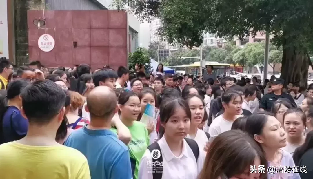 直击涪陵高考最后一科现场,当年你们考完,走出考场是什么感觉?
