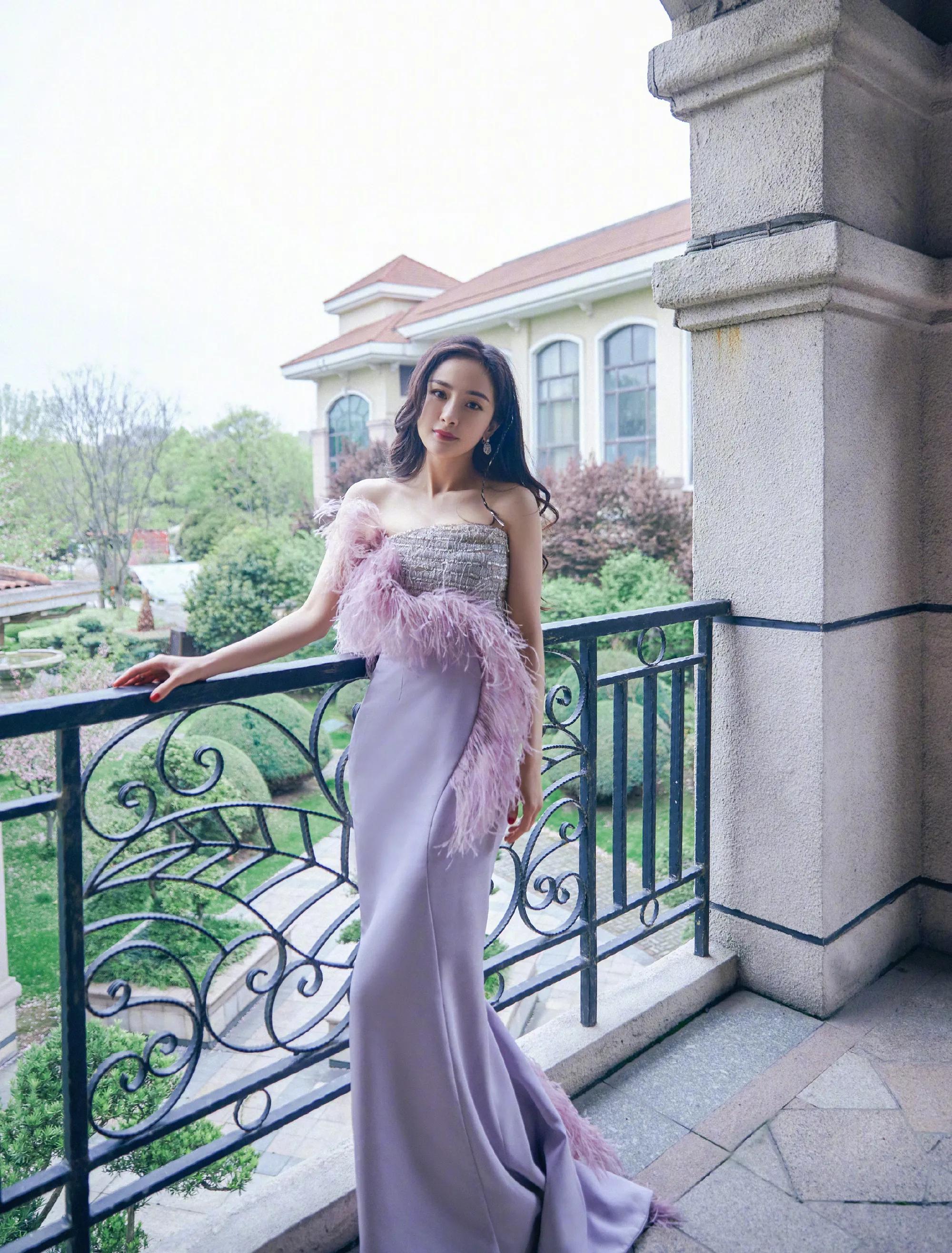 35 years old of Yang Mi change personally " violet glow faery " , low bosom feather grows skirt to highlight good figure