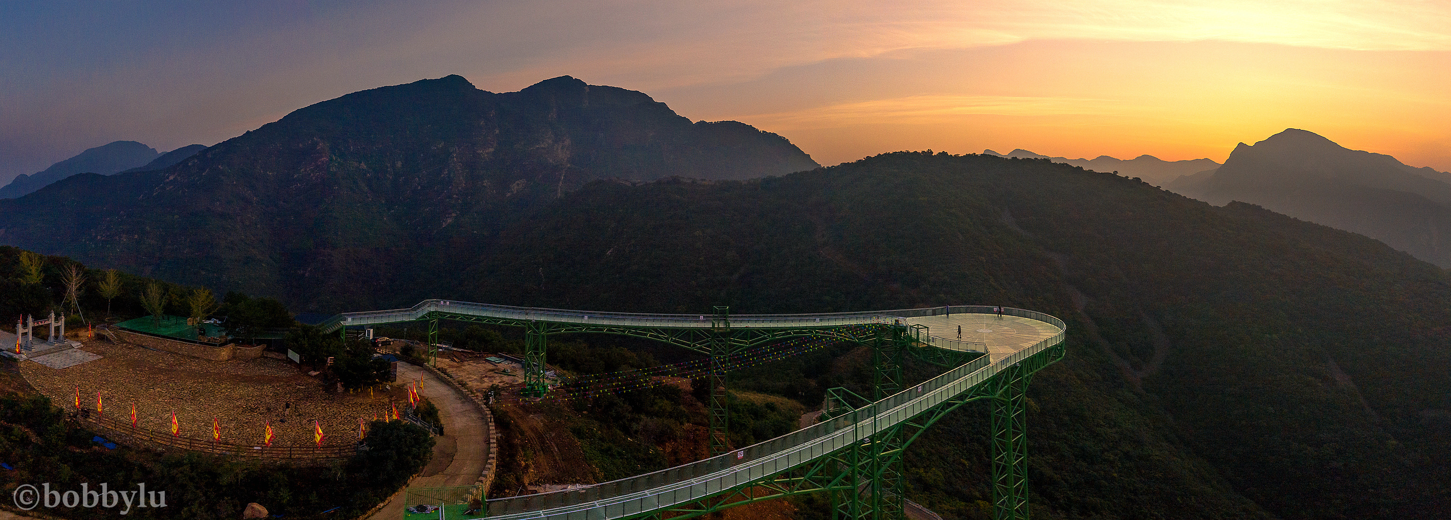 There is a viewing platform that I dare not go to, and there are more magnificent scenery