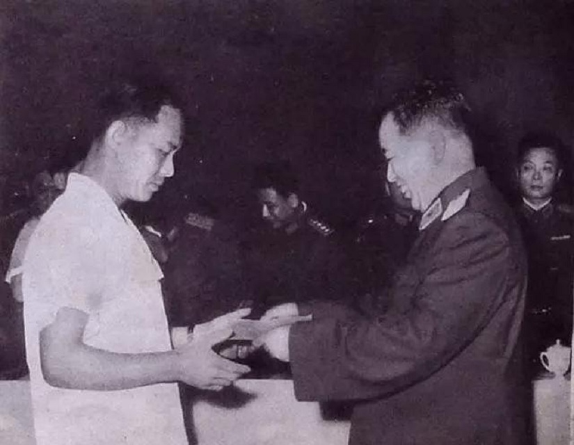 1963年，徐廷泽驾机投诚大陆，获奖黄金2500两，被周总理接见
