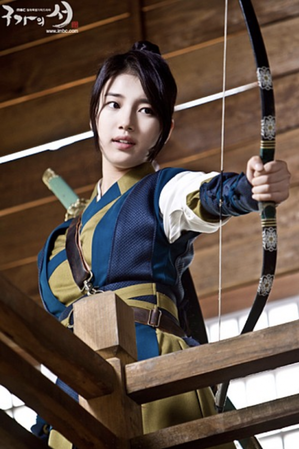 有别于上述两部电视剧的角色设定,第一次尝试古装剧的秀智则是在《九