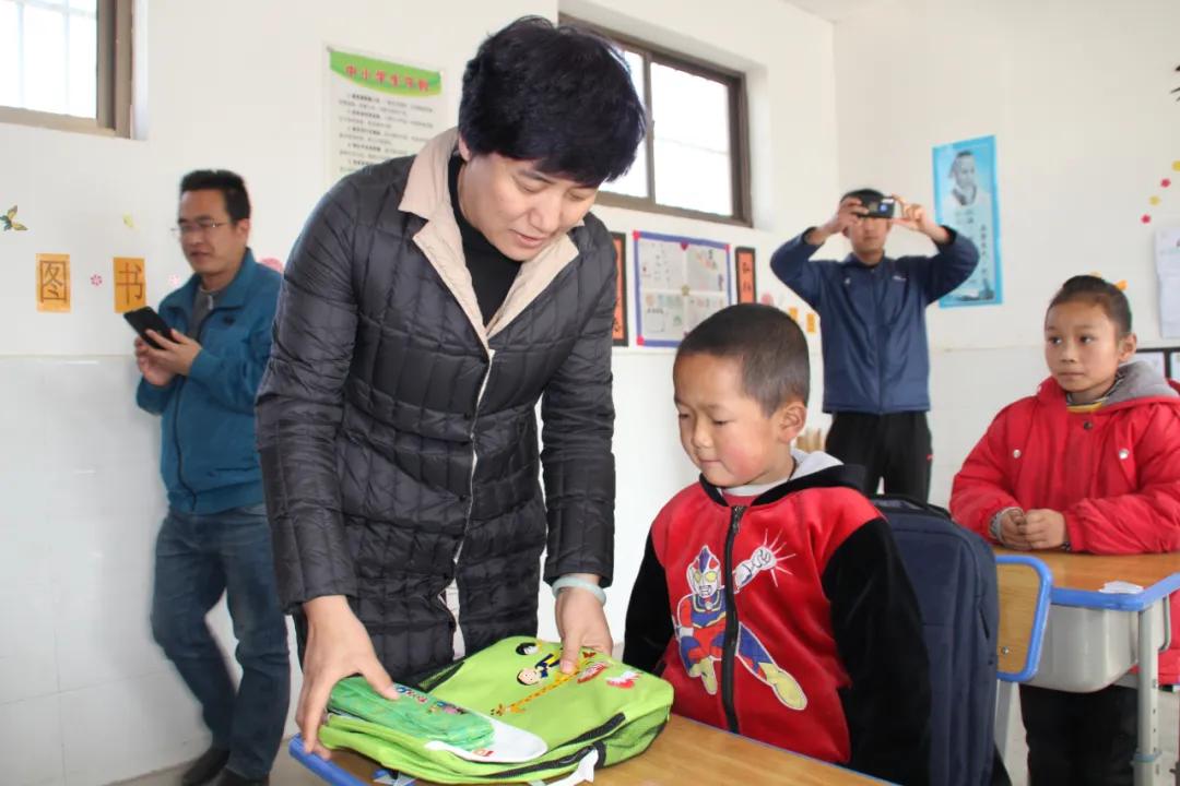 情暖贫困儿童 助力脱贫攻坚—白银市妇联举行“爱心书包”发放活动
