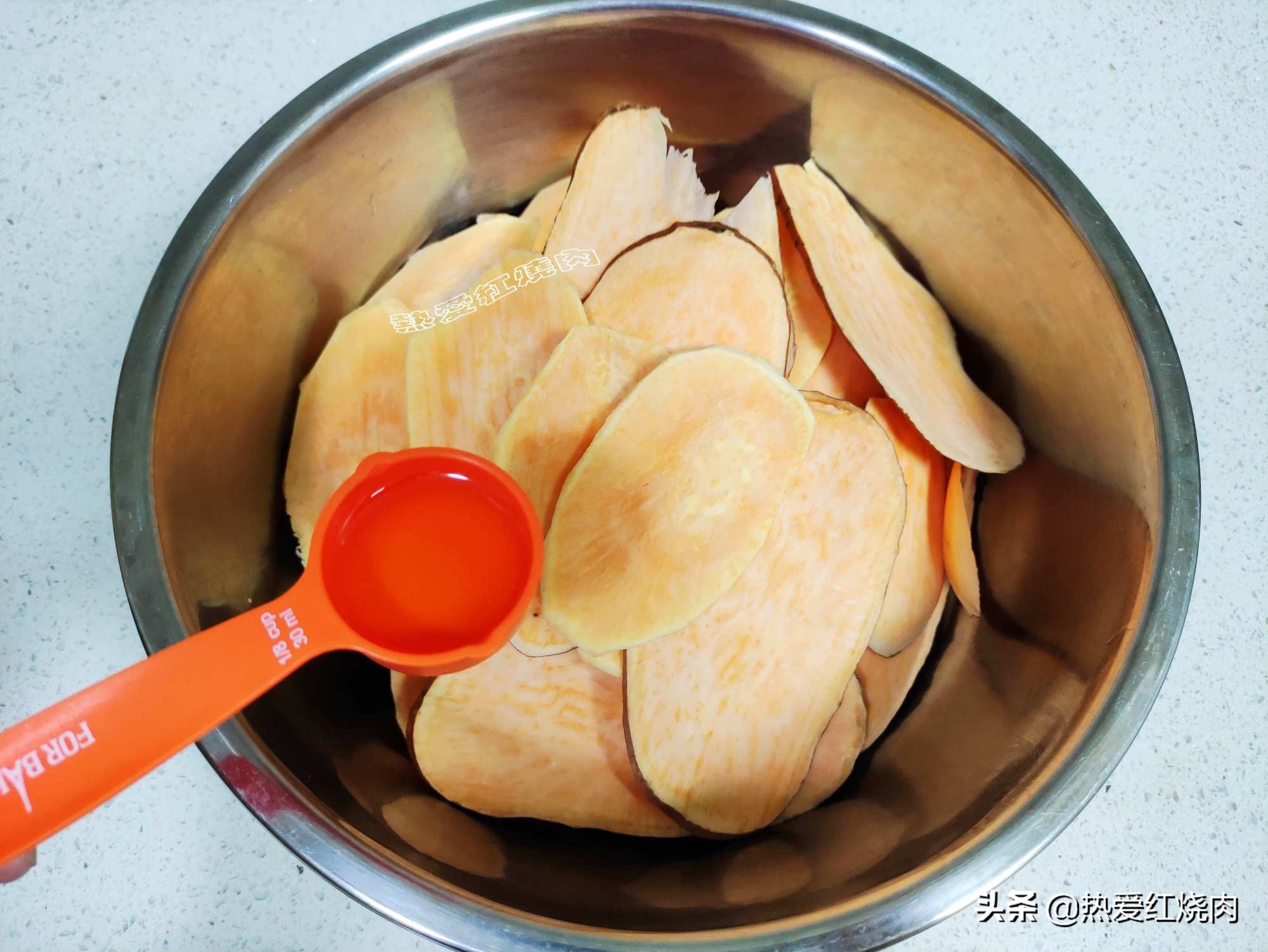 红薯的这个做法你一定要试试，又甜又脆嚼着咯吱吱，非油炸更健康