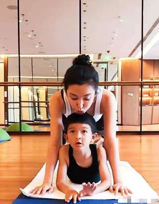 48岁李冰冰近况曝光!全副武装跪地带娃,拿50
