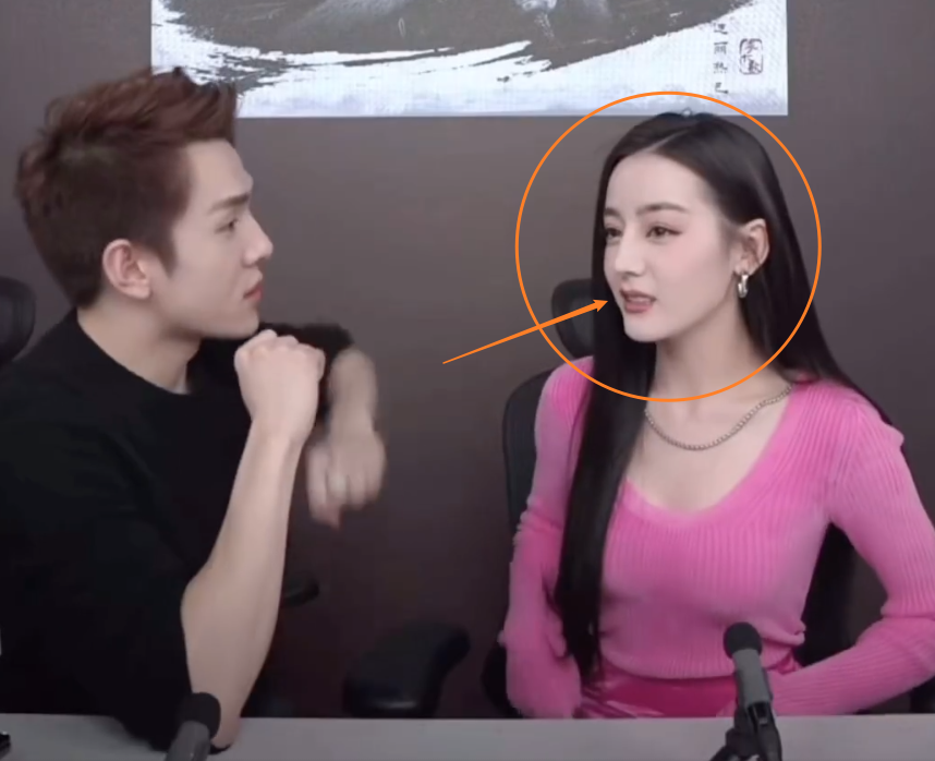 迪丽热巴与李佳琦直播，被指美颜特效开太过，