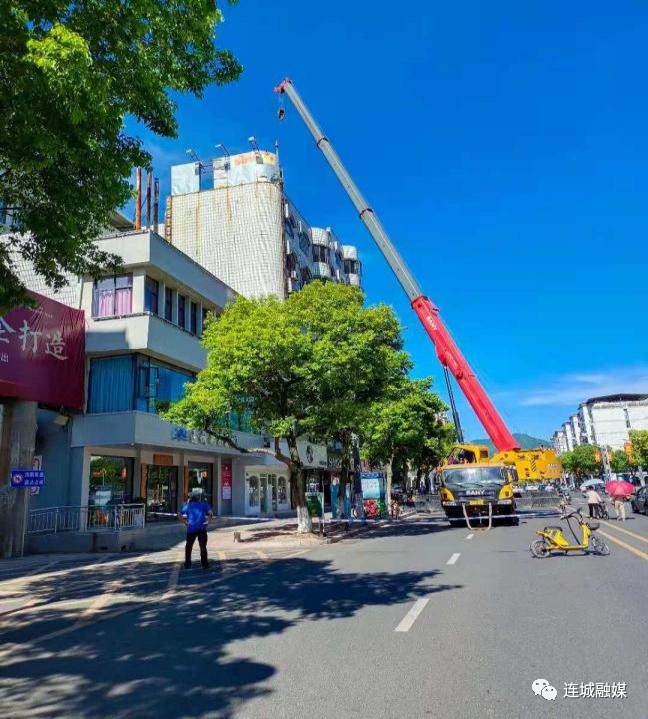 「我为群众办实事」连城县城市管理局集中拆除存在安全隐患的广告牌