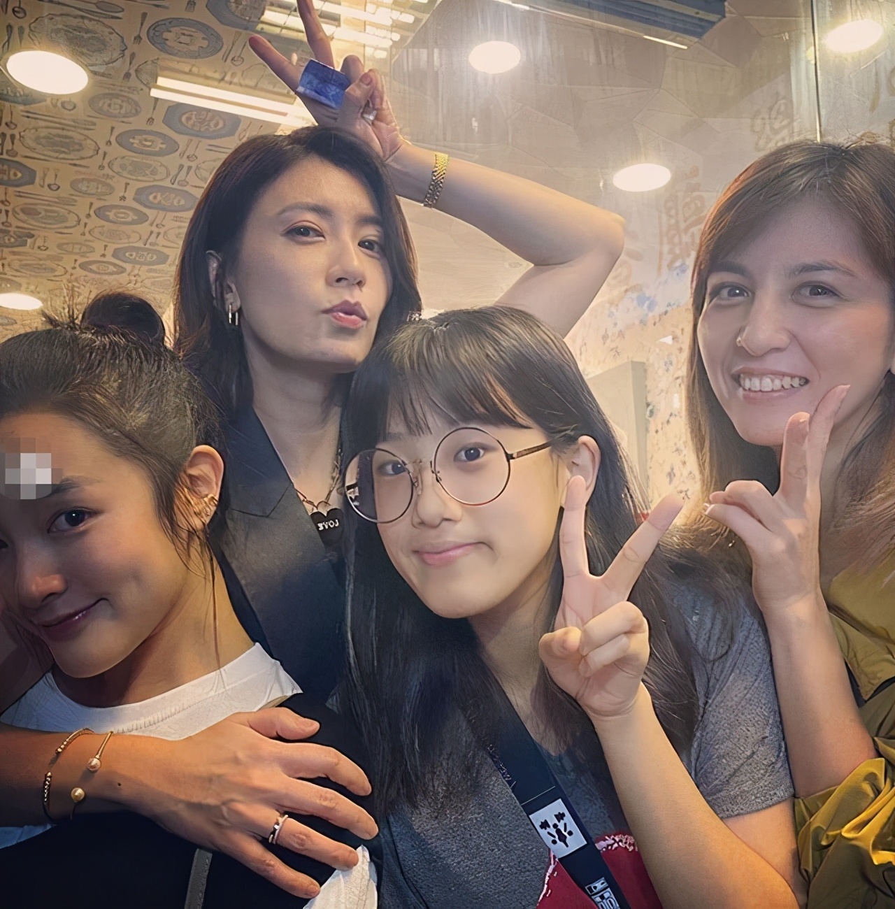 15歲梧桐妹要出道？ 和媽媽賈靜雯組女團，母女倆長得完全不一樣