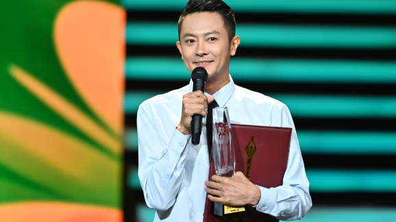 《追光吧》印小天主动击掌杜淳，杜淳迟疑半天