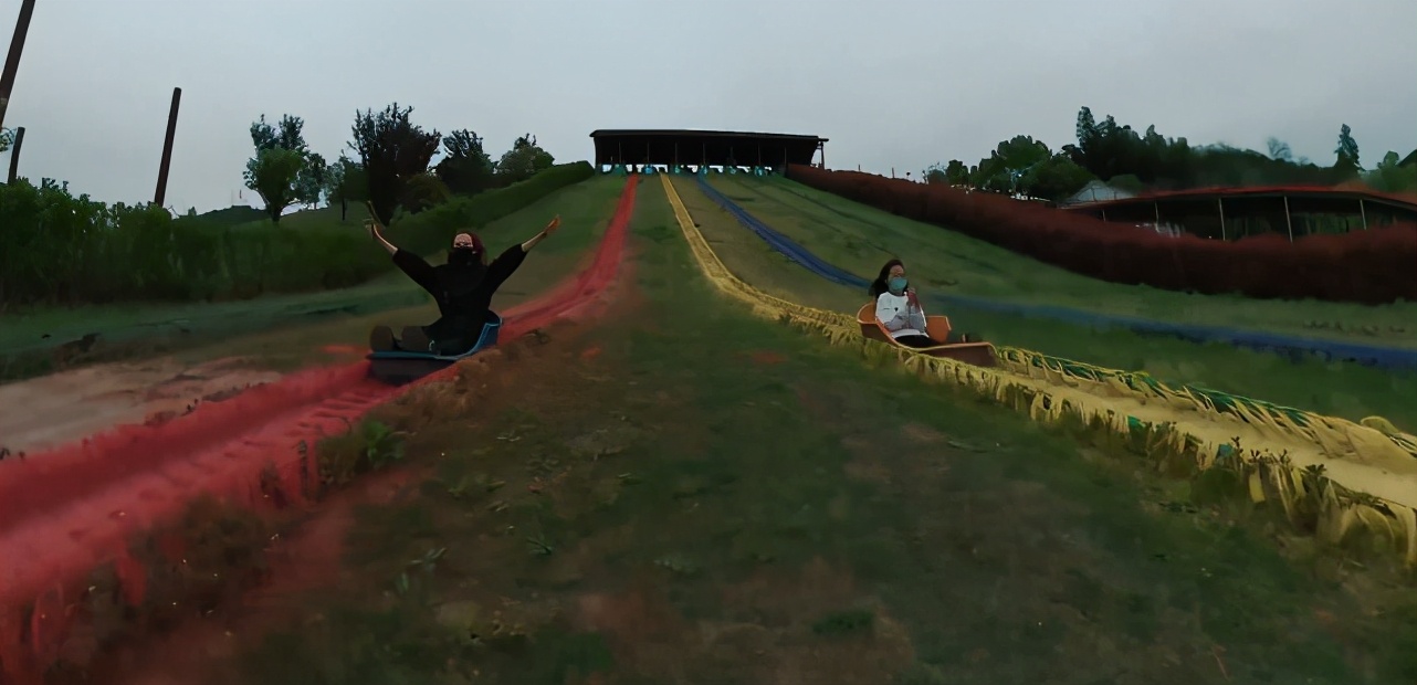 張晉曬一家五口幸福出遊，蔡少芬再現坑娃日常，兒子被嚇到大哭