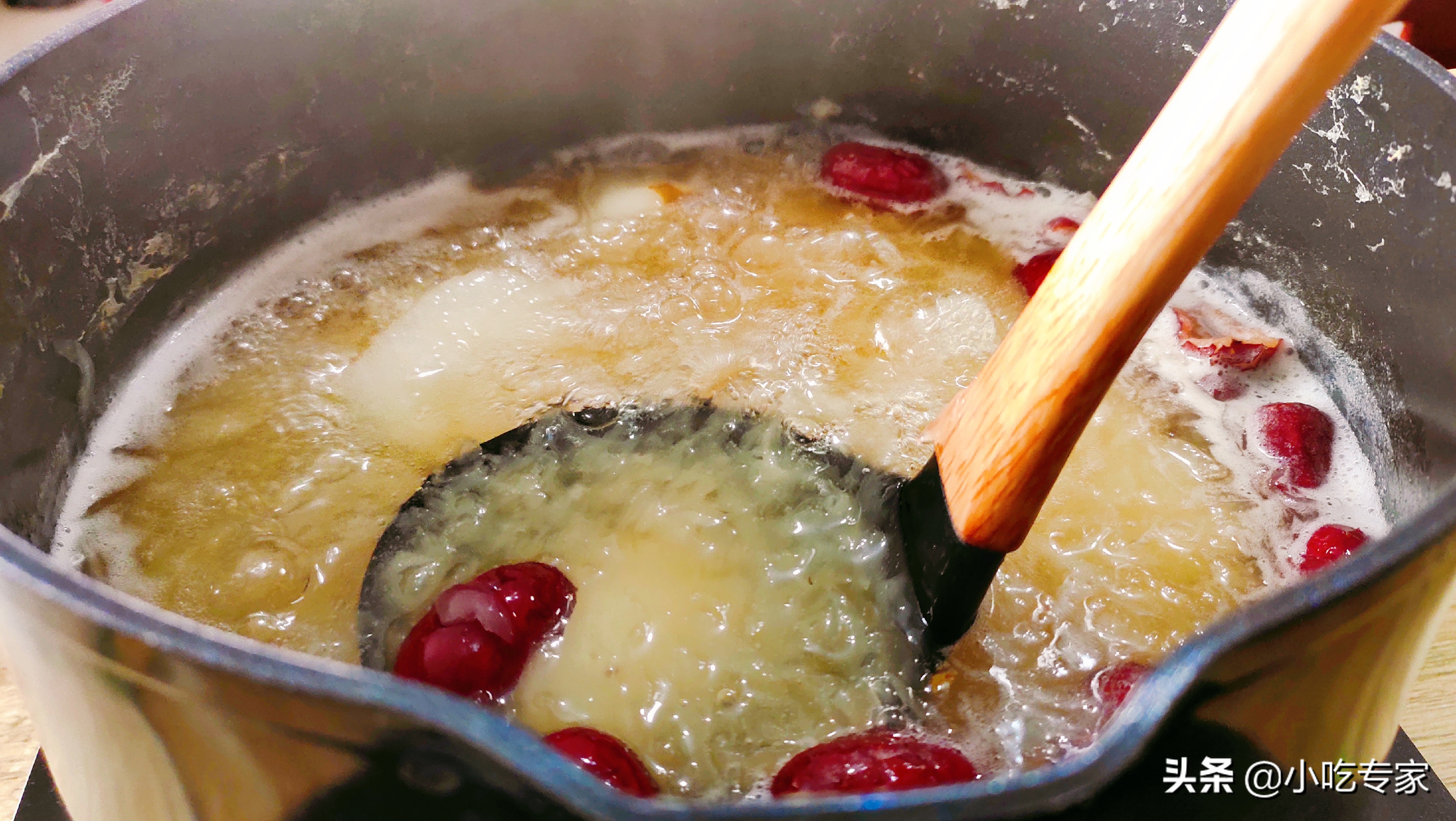 Stew a pot of white fungus, red dates and pear soup suitable for drinking after the cold dew, just pay attention to three points, sticky and smooth