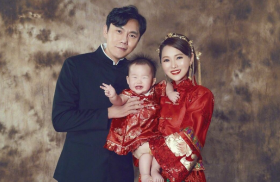 與前夫戀愛14年結(jié)婚，與現(xiàn)任約會兩次談結(jié)婚，伊能靜為何嫁給秦昊