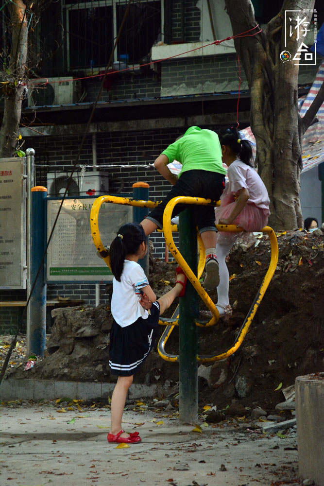 重庆话里的生僻字：“潽”出杯子的水，到处“羾”的小娃儿