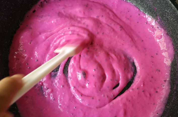 1個火龍果，1盒牛奶，教你做這個簡單的甜品，奶香濃郁入口即化