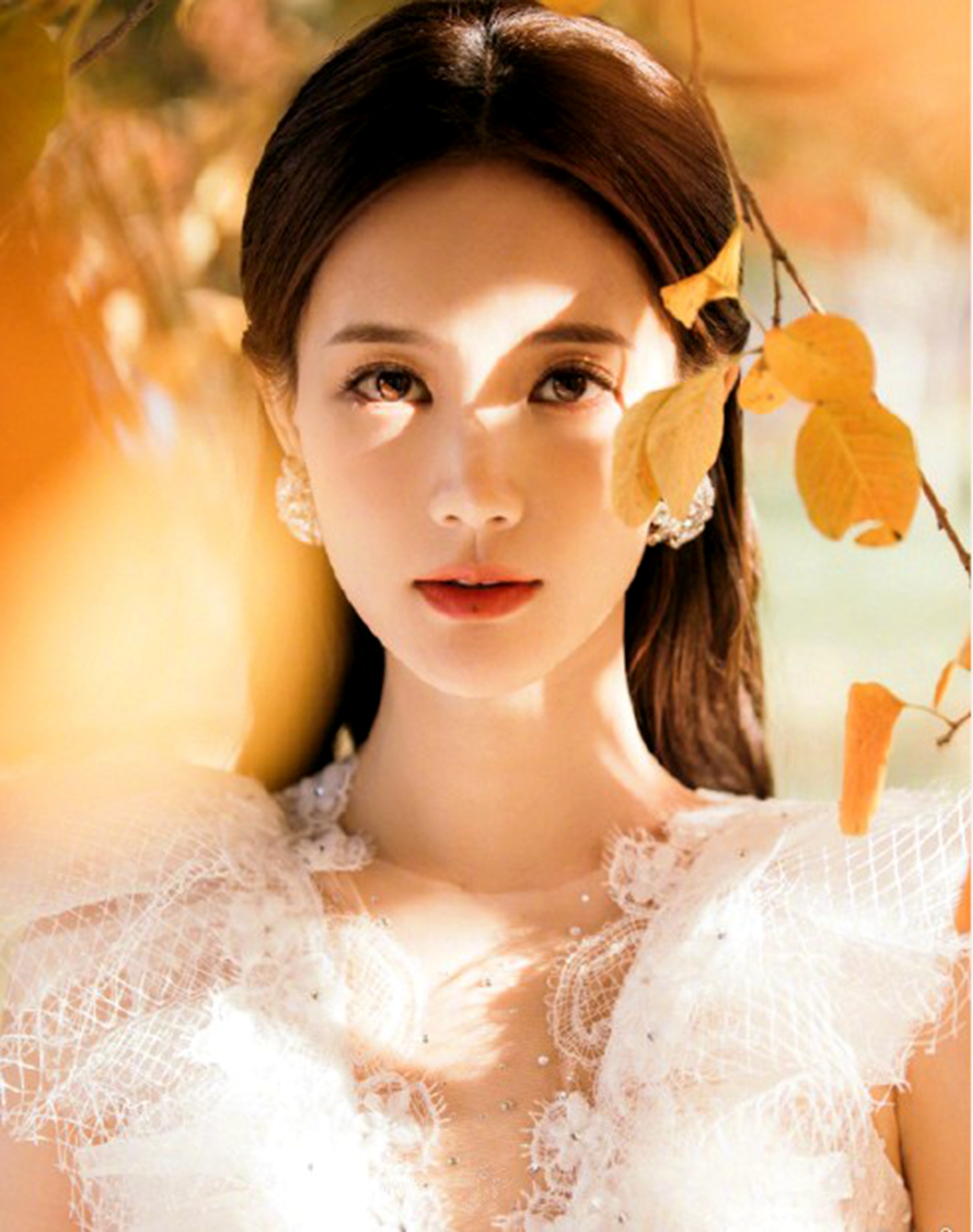 "A general term for young women of body cold manner and air " Li Yitong keep out is cold write down