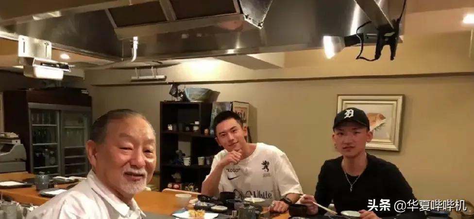 一个亲日分子告诉你，我碰巧去了靖国神社，碰巧参加了右翼婚礼…