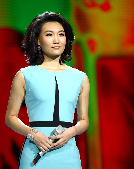 央视名嘴李梓萌，网上征婚43岁无人娶，今做直播