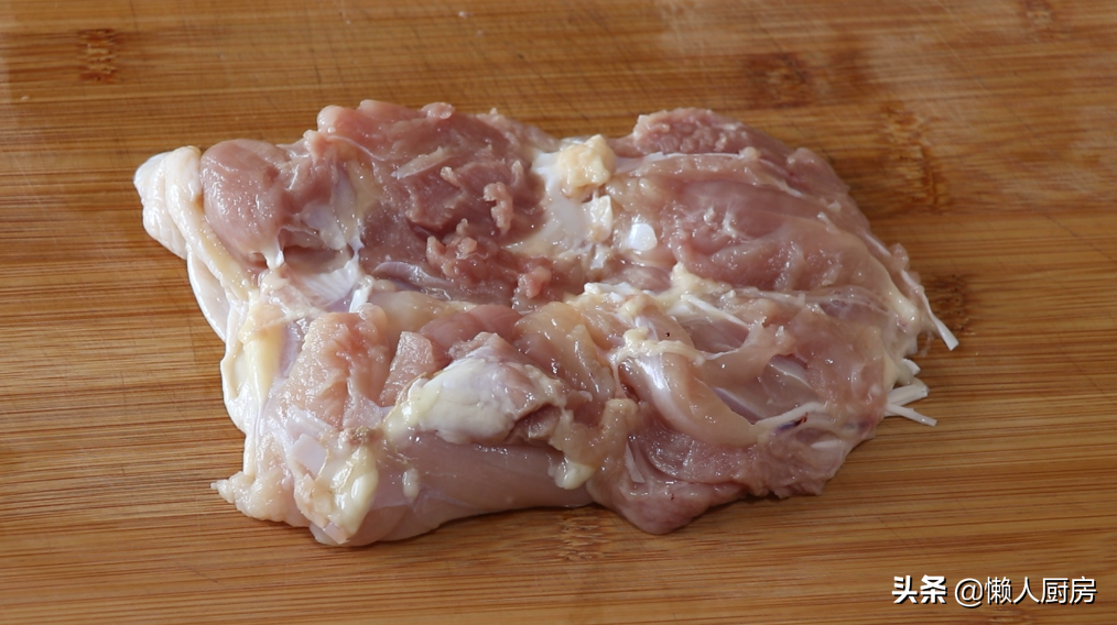 炸鸡裹面包糠不好吃，试试我这种做法，外酥里嫩，配九层塔吃着香