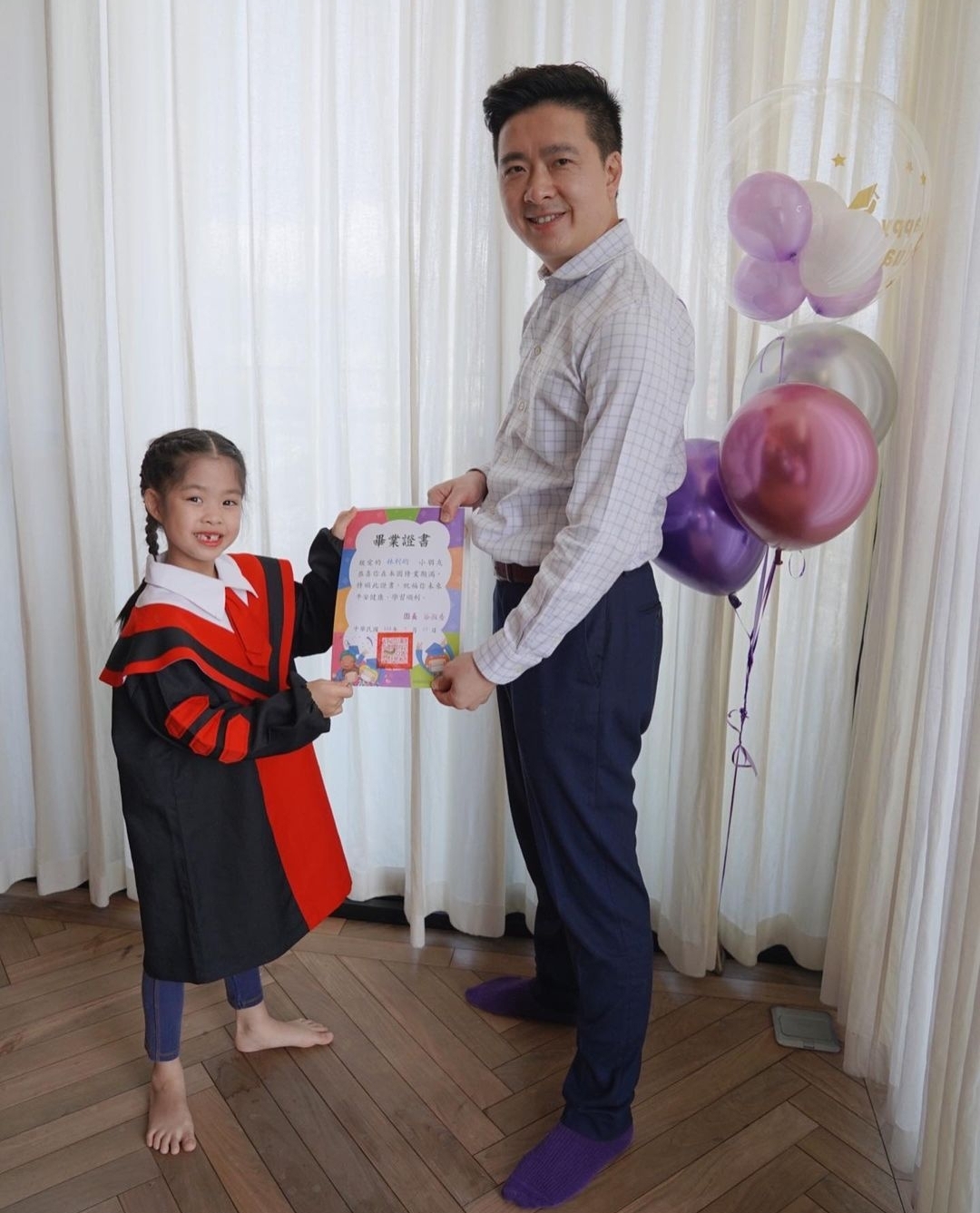 林志颖弟弟全家福曝光，女儿幼儿园毕业，在家参加线上典礼超开心