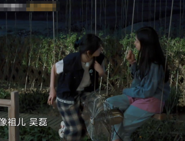 张子枫张婧仪聊的太嗨，谁注意两人的坐姿？暴露真实修养