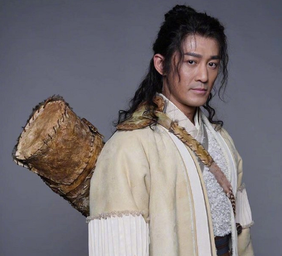 王晶只是借用了《倚天屠龙记》的名字，剧情跟