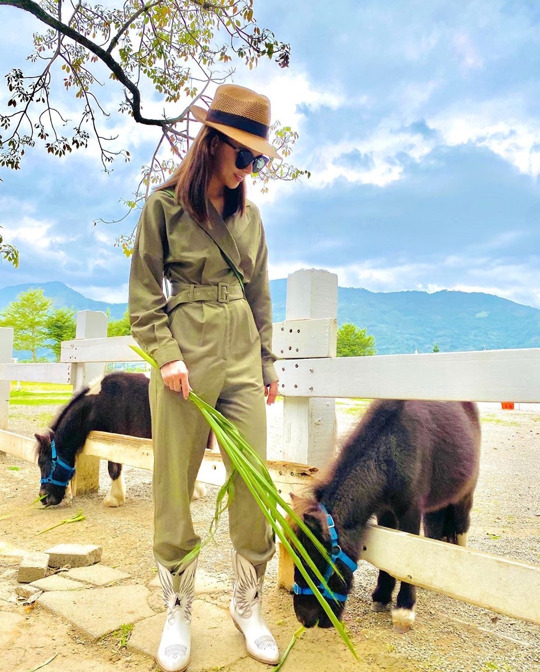 昆凌牵一双儿女看奶牛，弟弟身高快赶上姐姐，一家人穿扮超时髦